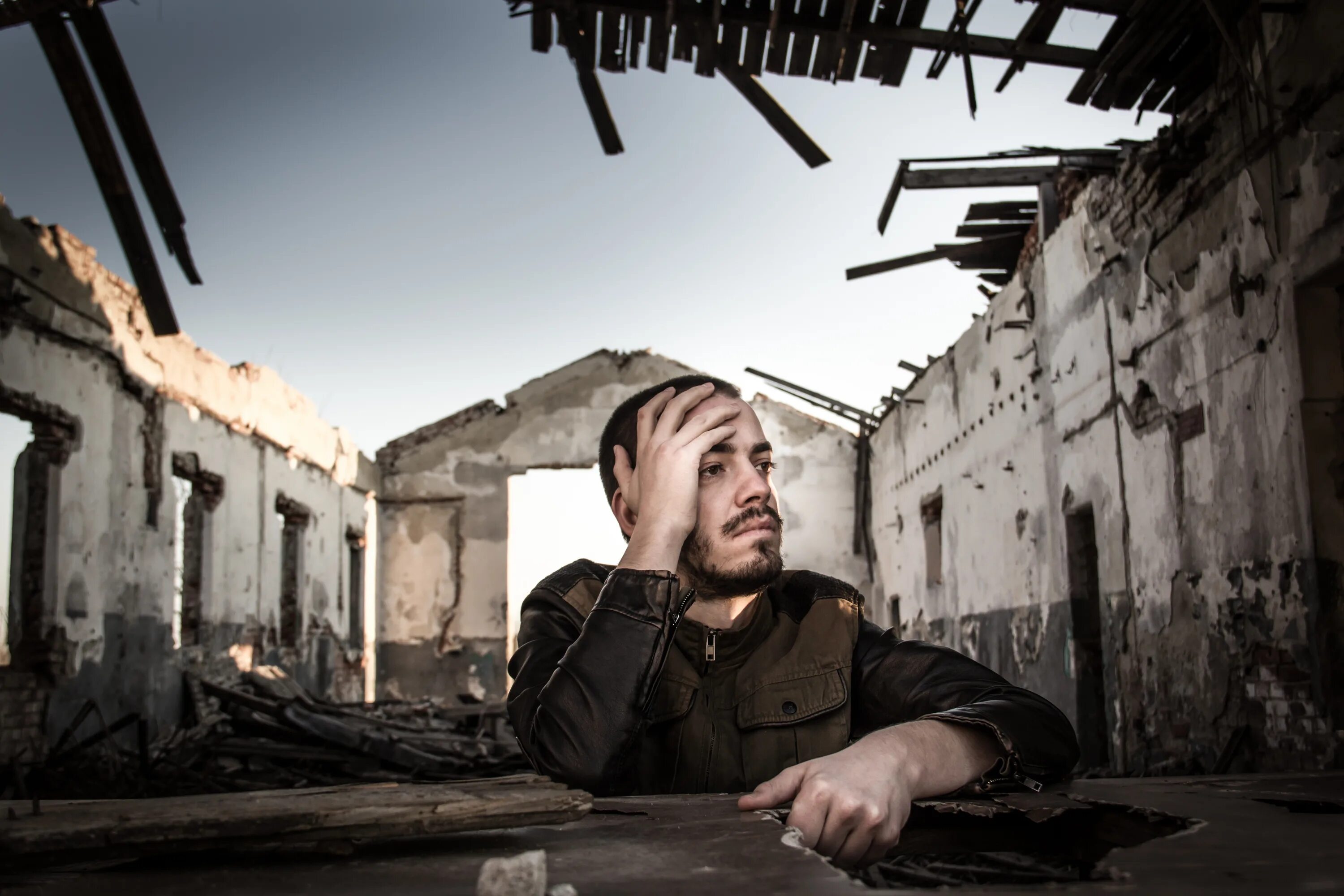 Broken streets. Мужской портрет в ЗАБРОШКЕ. Человек в безлюдной арке. Музыканты в разрушенном здании. Человек на руинах.