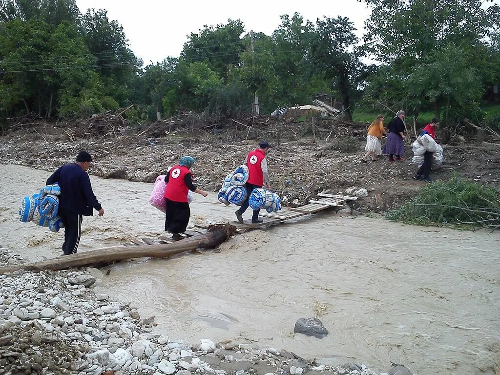 Погода в нижнем дженгутае. Стихийные бедствия Кавказа. Верхний Дженгутай. Нижний Дженгутай. Российский красный крест наводнение.