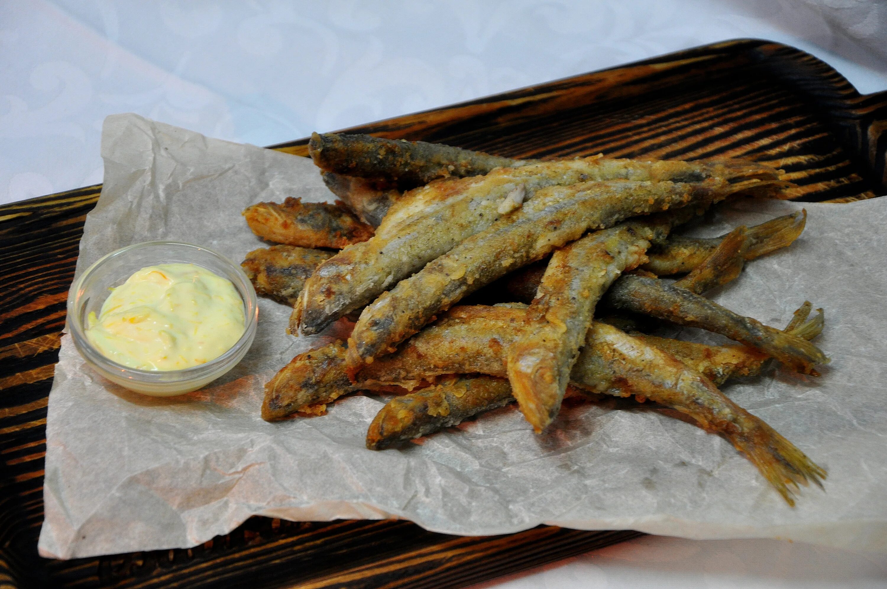 корюшка жареная. корюшка жарко. корюшка жарко. панированная корюшка. красивые блюда из корюшки.