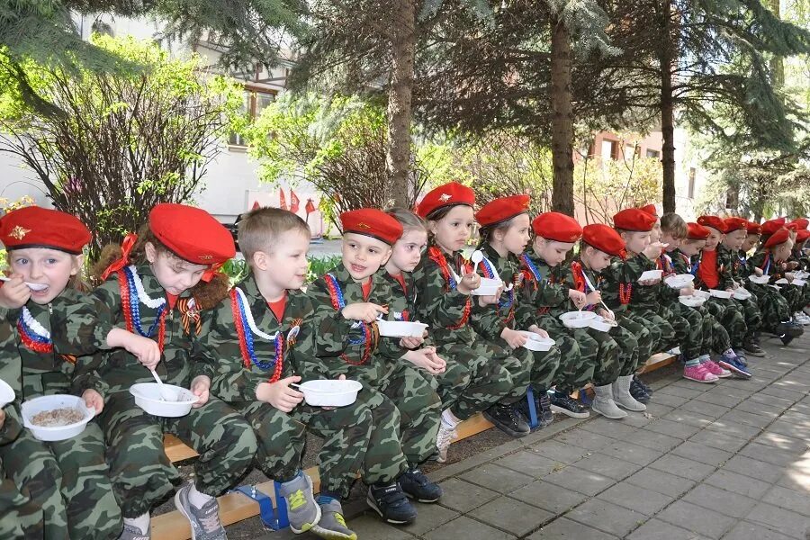 Детские военные школы. Армия детский сад. Армия для детей. Парад войск в детском саду. Дети в военной форме на параде.