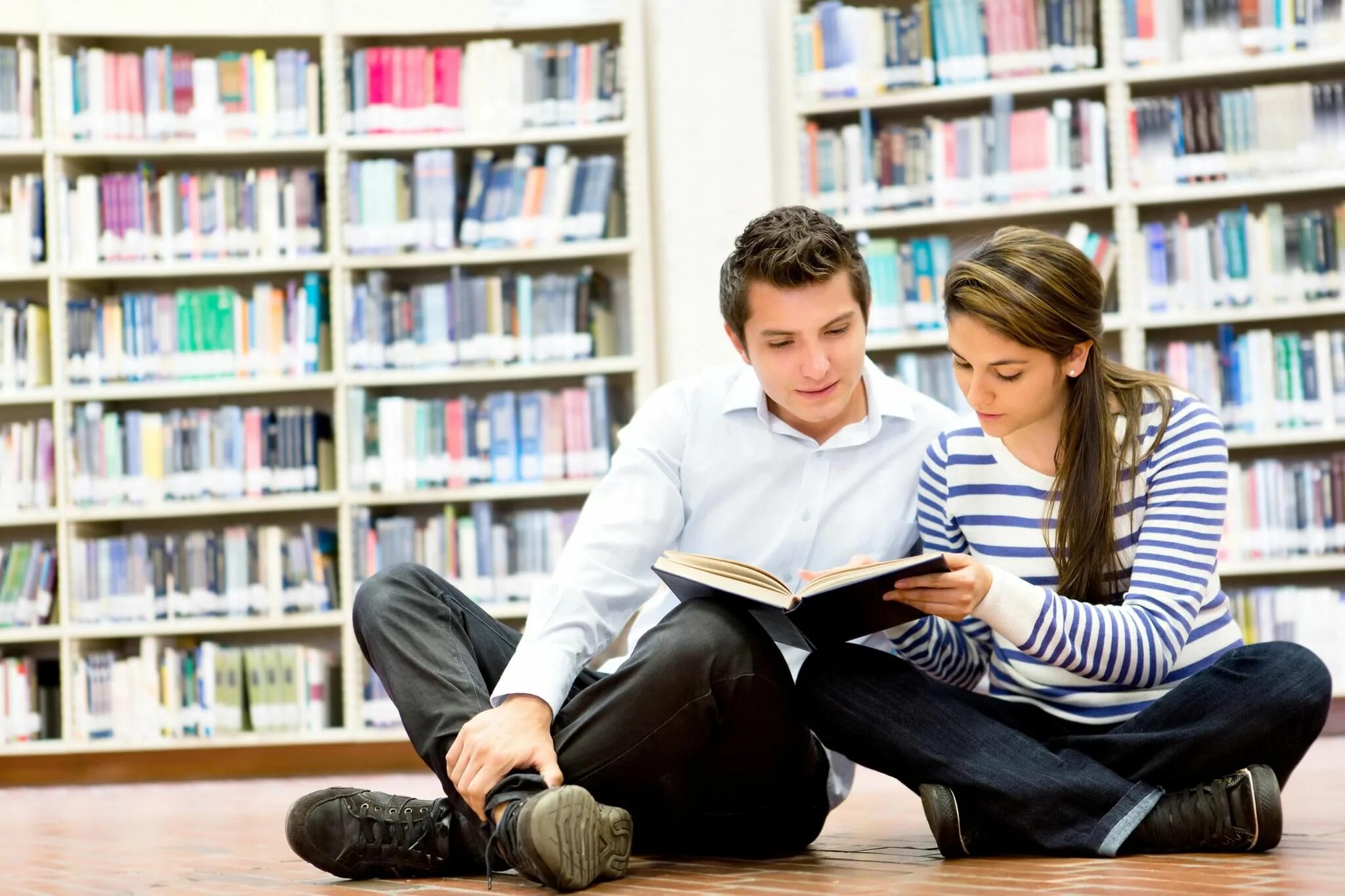 Литературное удовольствие. Подростки в библиотеке. Подросток с книгой. Книга человек. Чтение книг.