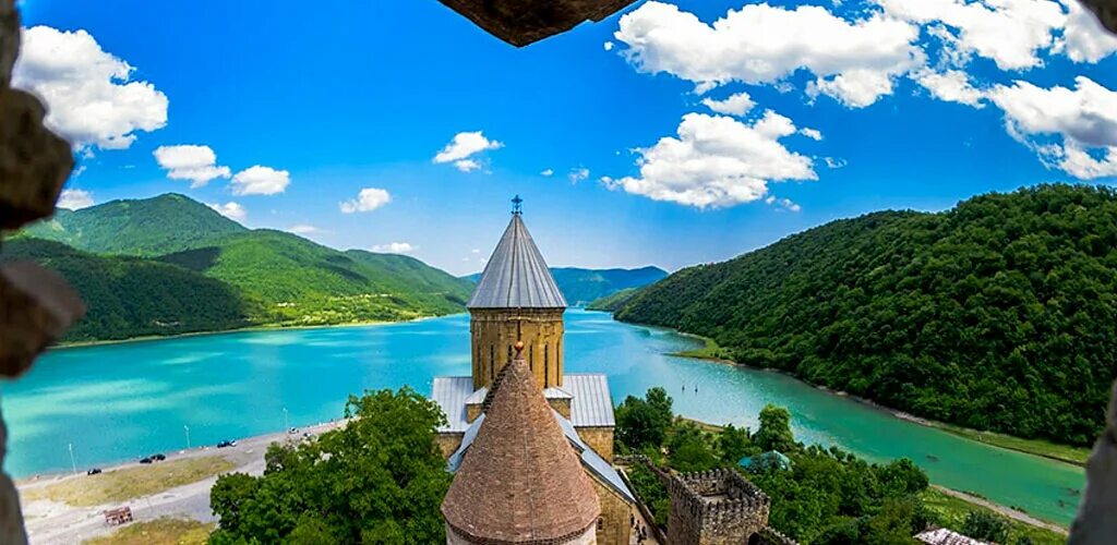 Грузия туристическая. Ананури Грузия. Озеро Ананури Грузия. Замок Ананури. Тбилиси крепость Ананури.