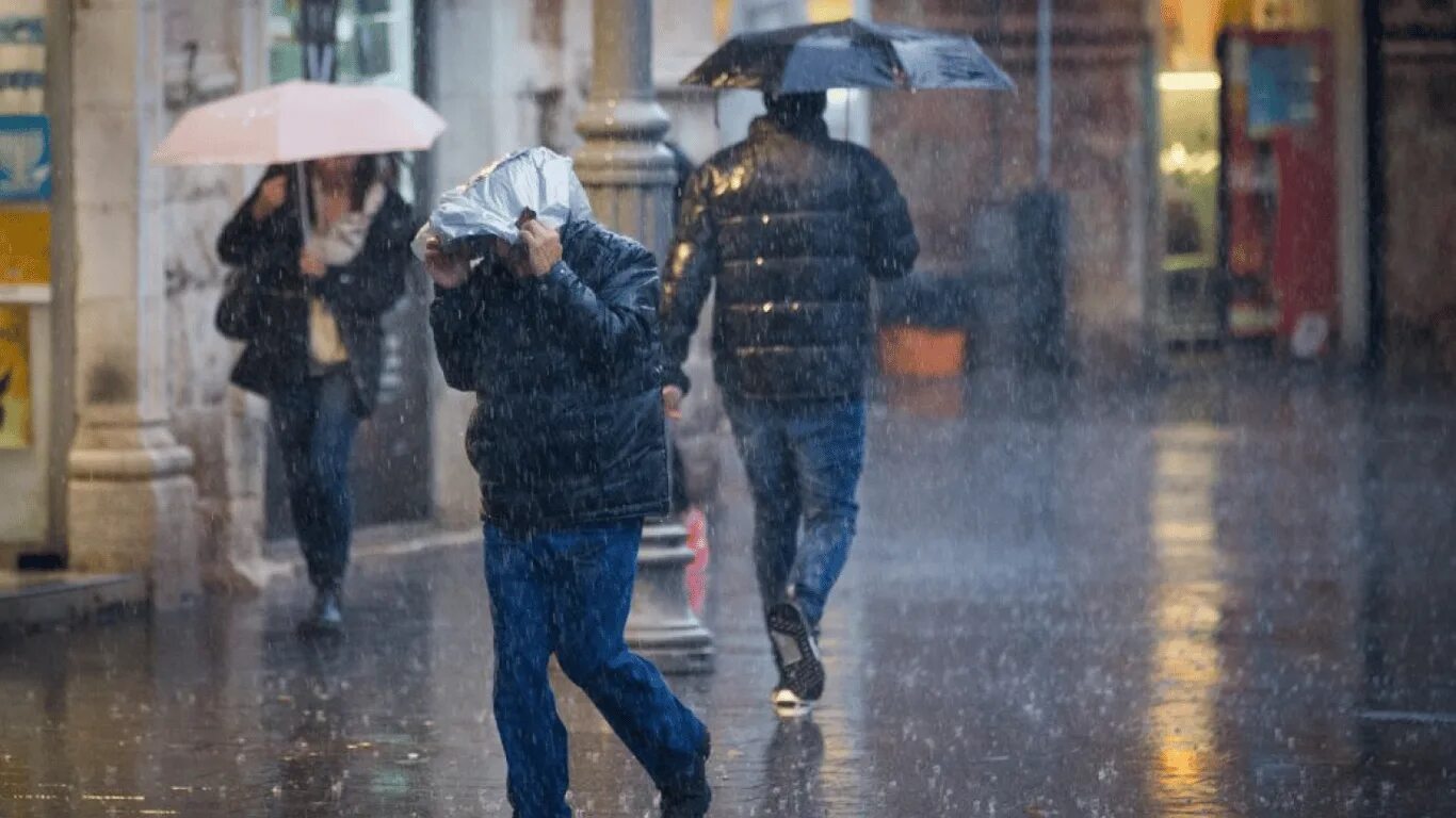 Walk in the Rain. Сана дождь. People in the Rain. People walks in Rain. Am walking in the rain