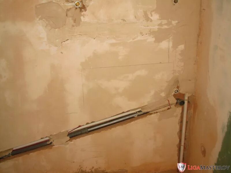 штробление несущей стены под трубы. отопительные трубы в стене. стояк в стену. трубы отопления в стене. стояк в стену.