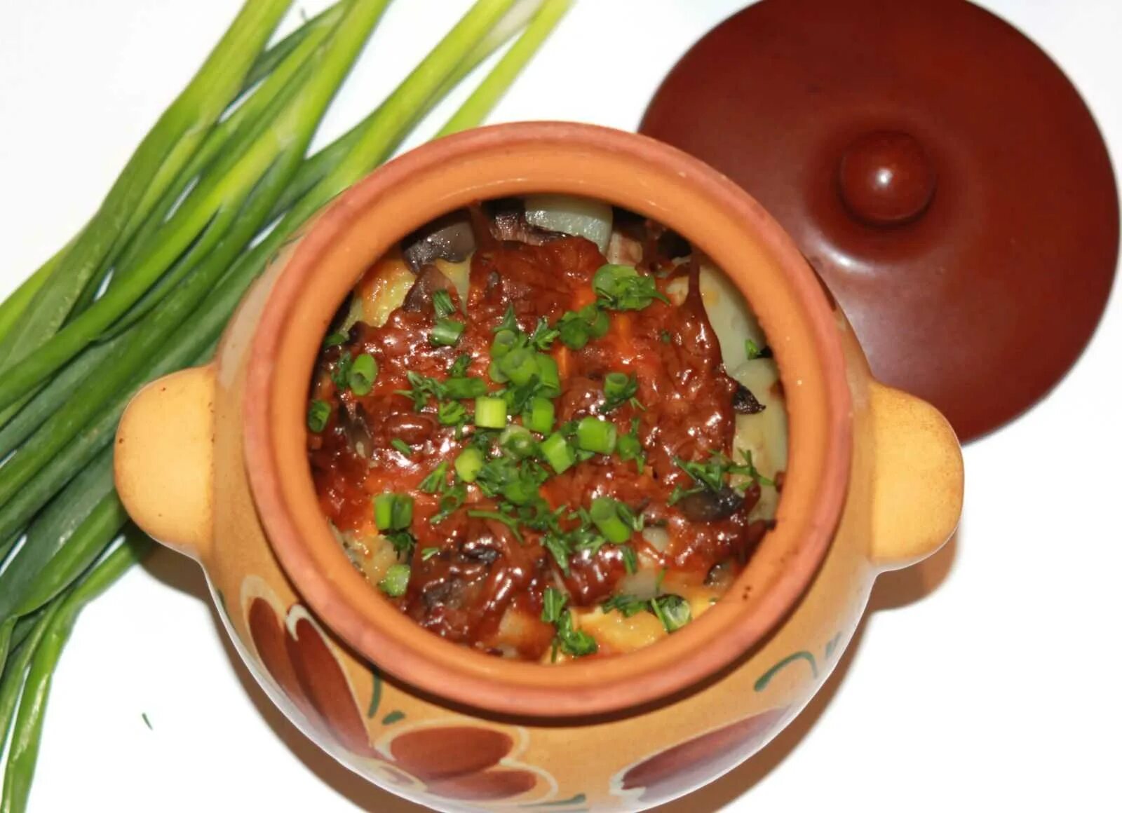 курица с картошкой в горшочке. мясо в горшочках. свинина в горшочке без картошки. свинина в горшочке без картошки. жаркое из свинины в горшочках.