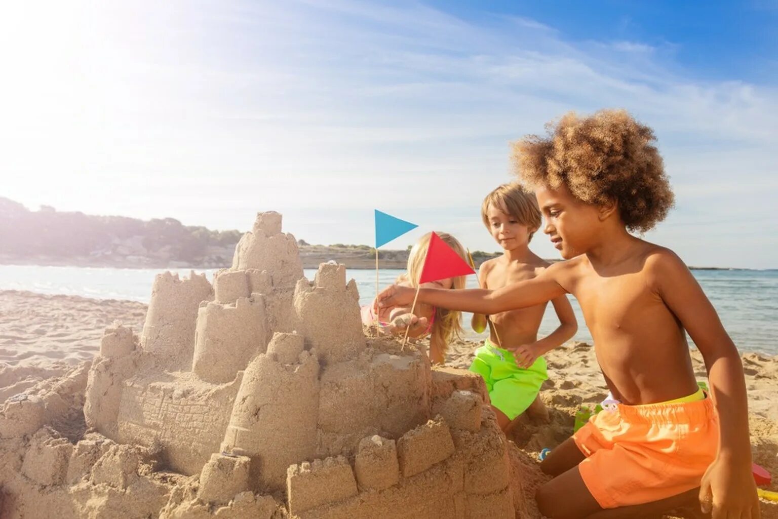 Make a sand castle. Песочный замок. Дети строят замок из песка. Дети строят песочный замок. Огромный песочный замок и дети.