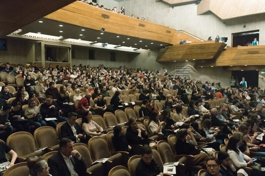 Театр Камала зал балкон. Фото зал театра Камала с зрителями.