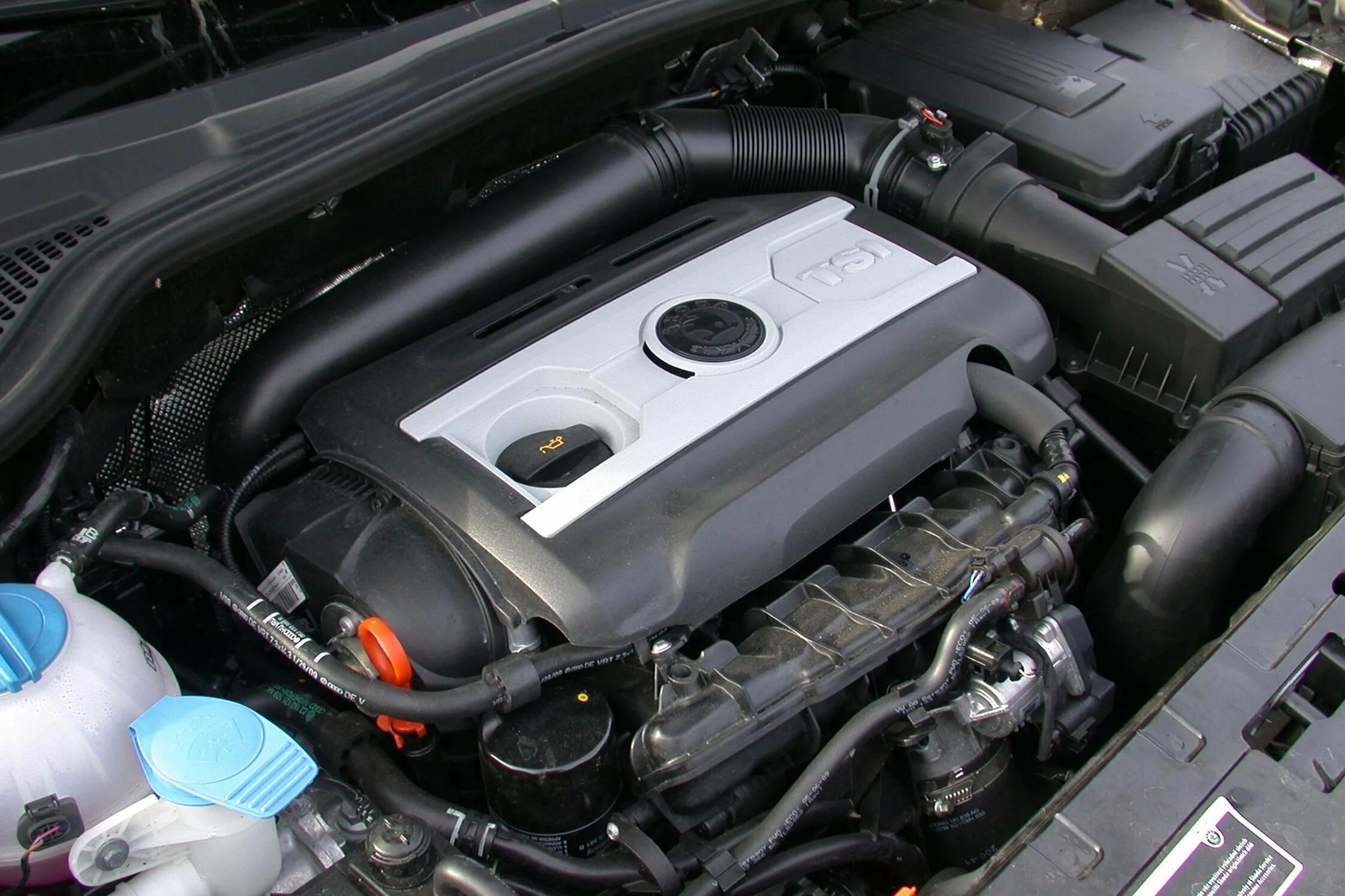 Новые двигатели октавии. Skoda Octavia 1.8 TSI мотор. Двигатель Шкода 1.8 турбо.