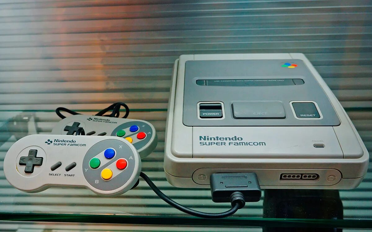 Super famicom. Супер Нинтендо приставка 90х. Приставка супер Фамиком Нинтендо. Приставка super Nintendo 1989. Nintendo super Famicom картриджи.