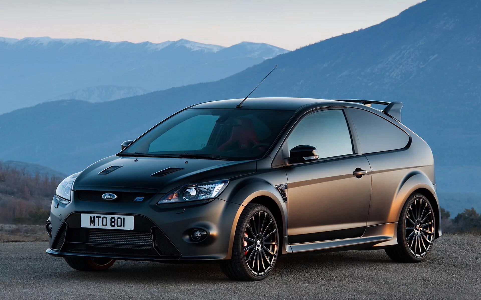 Красивые хэтчбеки. Ford Focus rs500 2010. Ford Focus RS 500. Ford Focus 2 RS 500. Форд фокус 2 RS черный.