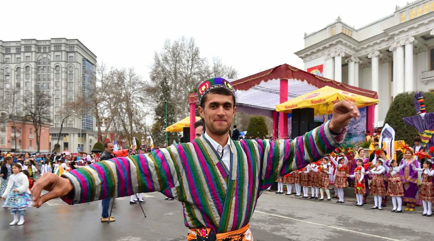 Таджикистанцы или таджики. Национальный костюм таджиков Навруз. Таджикский национальный костюм Джома. Навруз Таджикистан Наряды. Узбекская Национальная одежда.