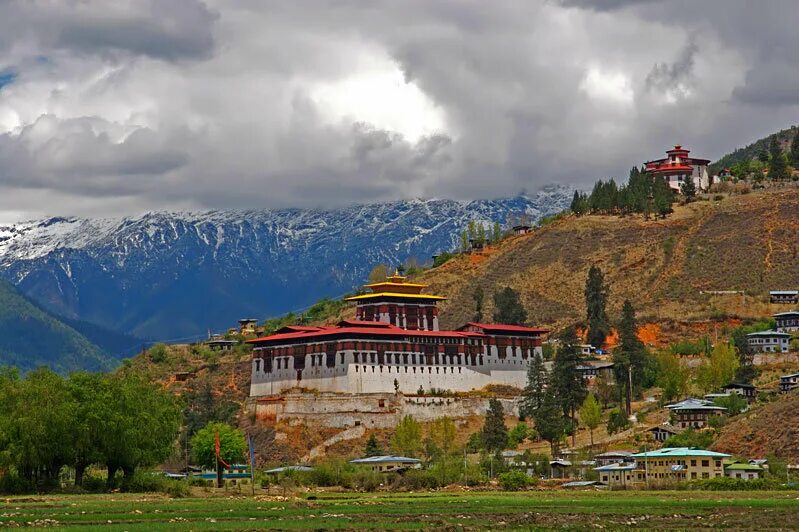 Бутан города. Паро дзонг бутан. Долина паро бутан. Дунце-лакханг. Бутан• национальный музей бутана.