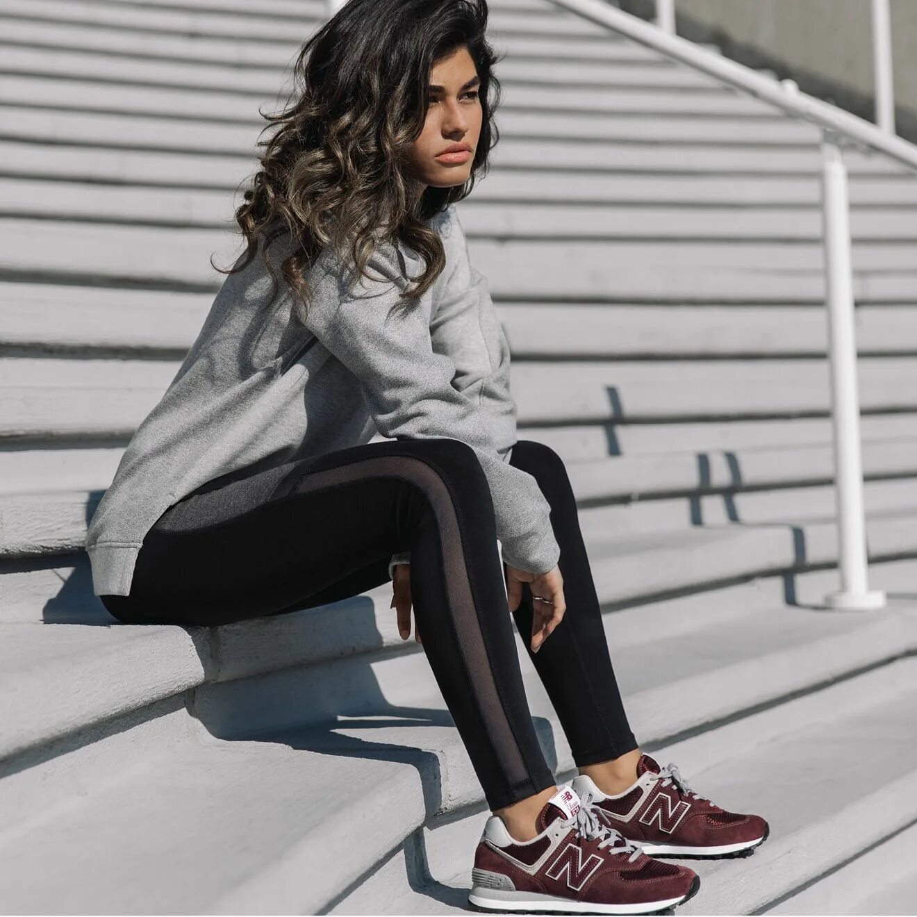 Спортивный костюм new balance. New Balance 574 women. New Balance 574 красные outfit. Нью бэланс 574 Evergreen. New Balance кроссовки 574 Evergreen.