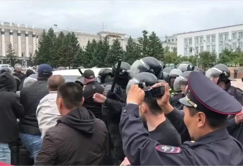 Последние новости в улан. Митинг в Улан Удэ. ОМОН Улан-Удэ. Разгон митинга в Улан Удэ. Митинг Улан Удэ 2017.