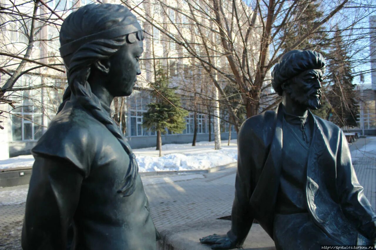 Памятник мифтахетдину акмулле в уфе. Акмулла молодежный театр. Памятник мифтахетдину акмулле. Памятник мифтахетдину акмулле. Памятник аккмулла акмулла в уфе.