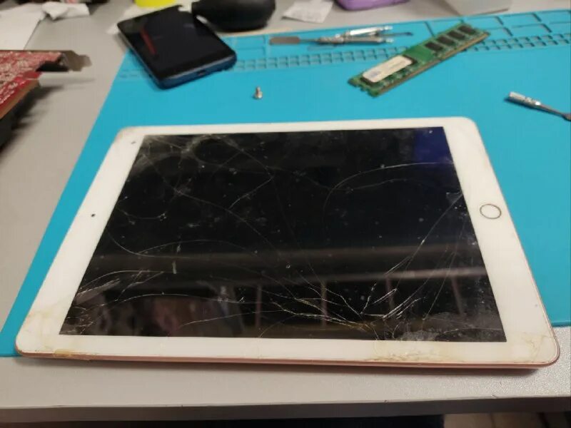 приклеить тачскрин на скотч. экран телефона. разбит тачскрин. треснут тачскрин. разбился тачскрин.