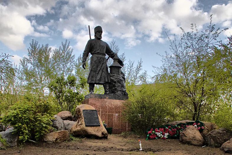 Памятники национальной культуры в Забайкалье. Памятники материальной и духовной культуры Забайкалья. Памятник Ленину Даурская. Даурский памятник затопленый деревнями.