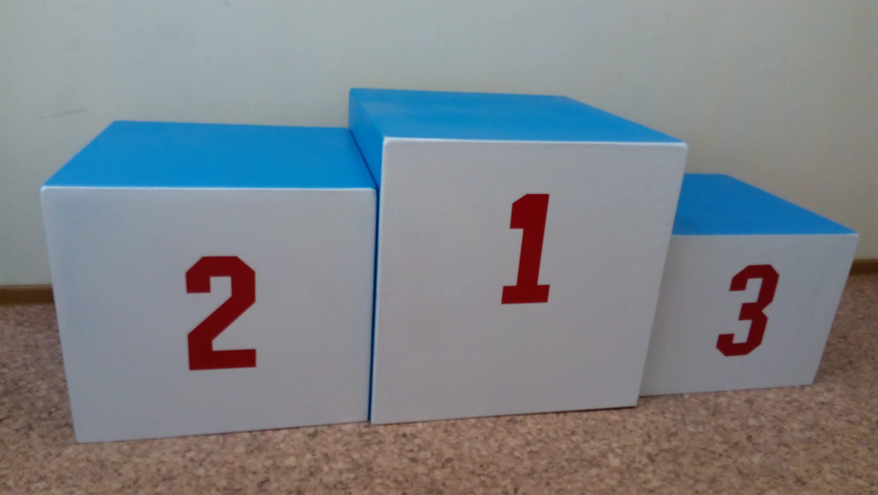 Подиум для награждения спортсменов. Коробка на постаменте по углом. Коробка пьедестал. Пьедестал для награждения бетон. Пьедестал тс-26.