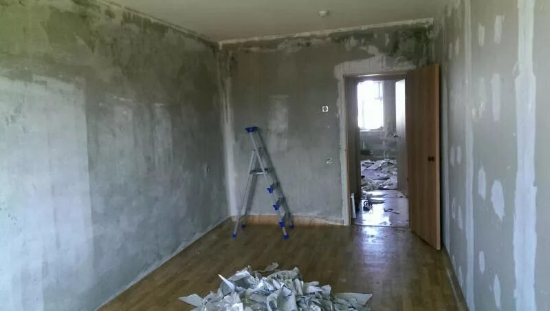 обдираем обои в старом доме. демонтаж обоев со стен. демонтаж обой сколько. снятие штукатурки реноватором. демонтаж обоев фото с разных ракурсов.