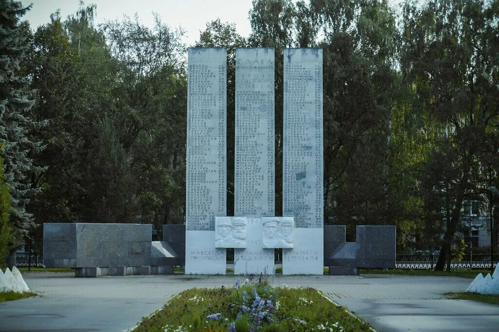 Памятник на площади революции в вологде. Памятники героям вологды. Памятник на площади революции в вологде. Памятники героям вологды. Обелиск славы вологжанам героям советского союза, кировский сквер.