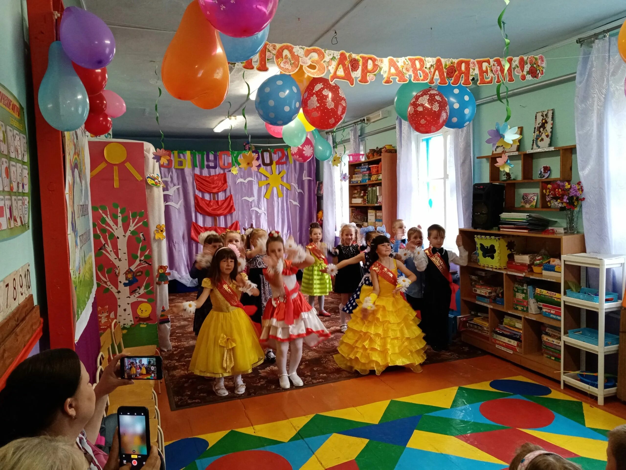 праздник дождинки в белоруссии. праздник зонтика в детском саду. детский сад 76 красноярск выпускные утренники. праздник самый самый праздник не простой. детский праздник.