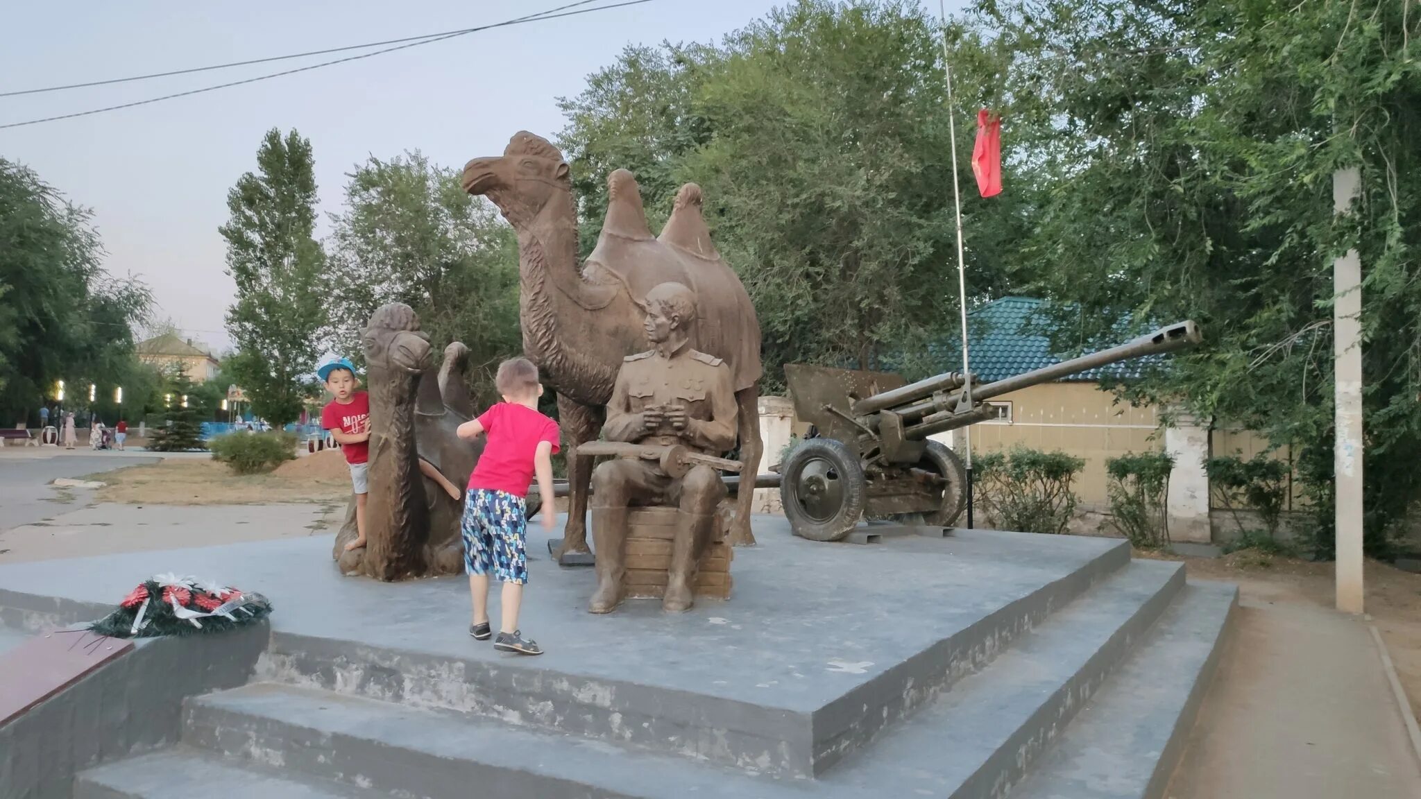 Погода на 10 дней ахтубинск астраханская область. Памятники в Ахтубинске. Ахтубинск Верблюды. Памятник верблюдам в городе Ахтубинске. Памятник верблюдам в Ахтубинске Астраханской области.