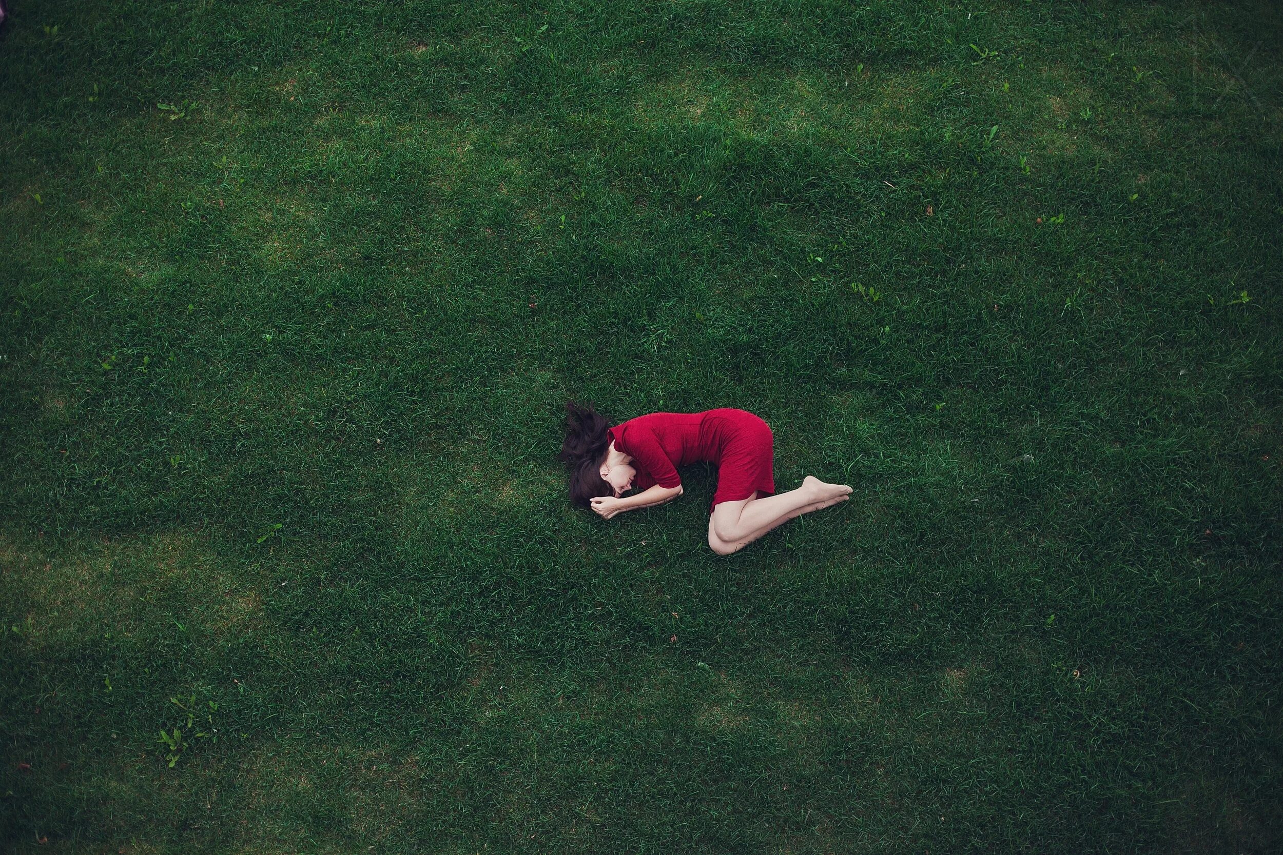 Лежа стучит сердце. Девушка лежит на траве. Лежит на траве вид сверху. Человек лежит на земле вид сверху. Человек лежит на траве.