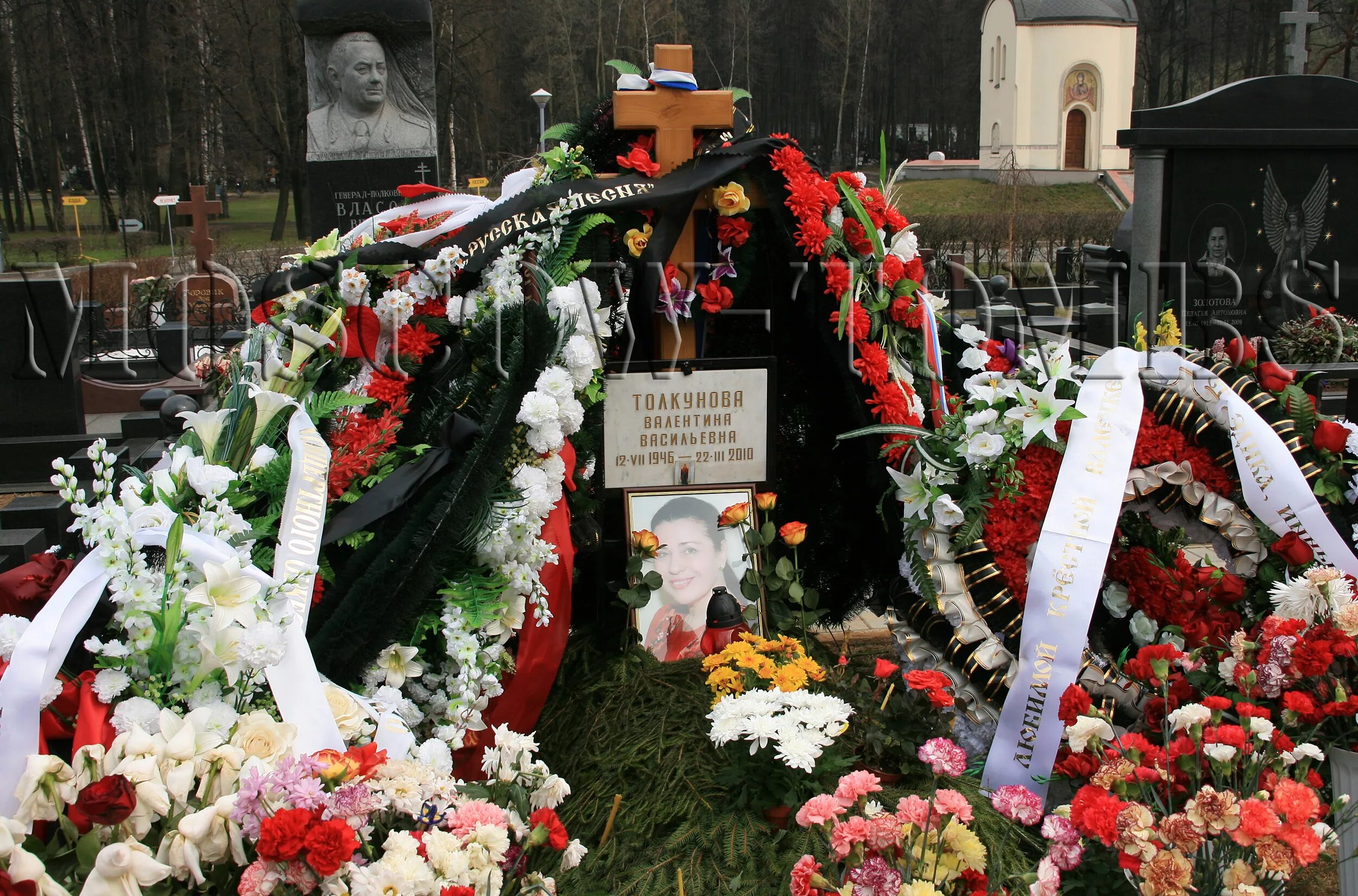 Где похоронили юрия соломина. Могила Толкуновой на Троекуровском кладбище. Троекуровское кладбище Толкунова. Могила Валентины Толкуновой на Троекуровском кладбище.