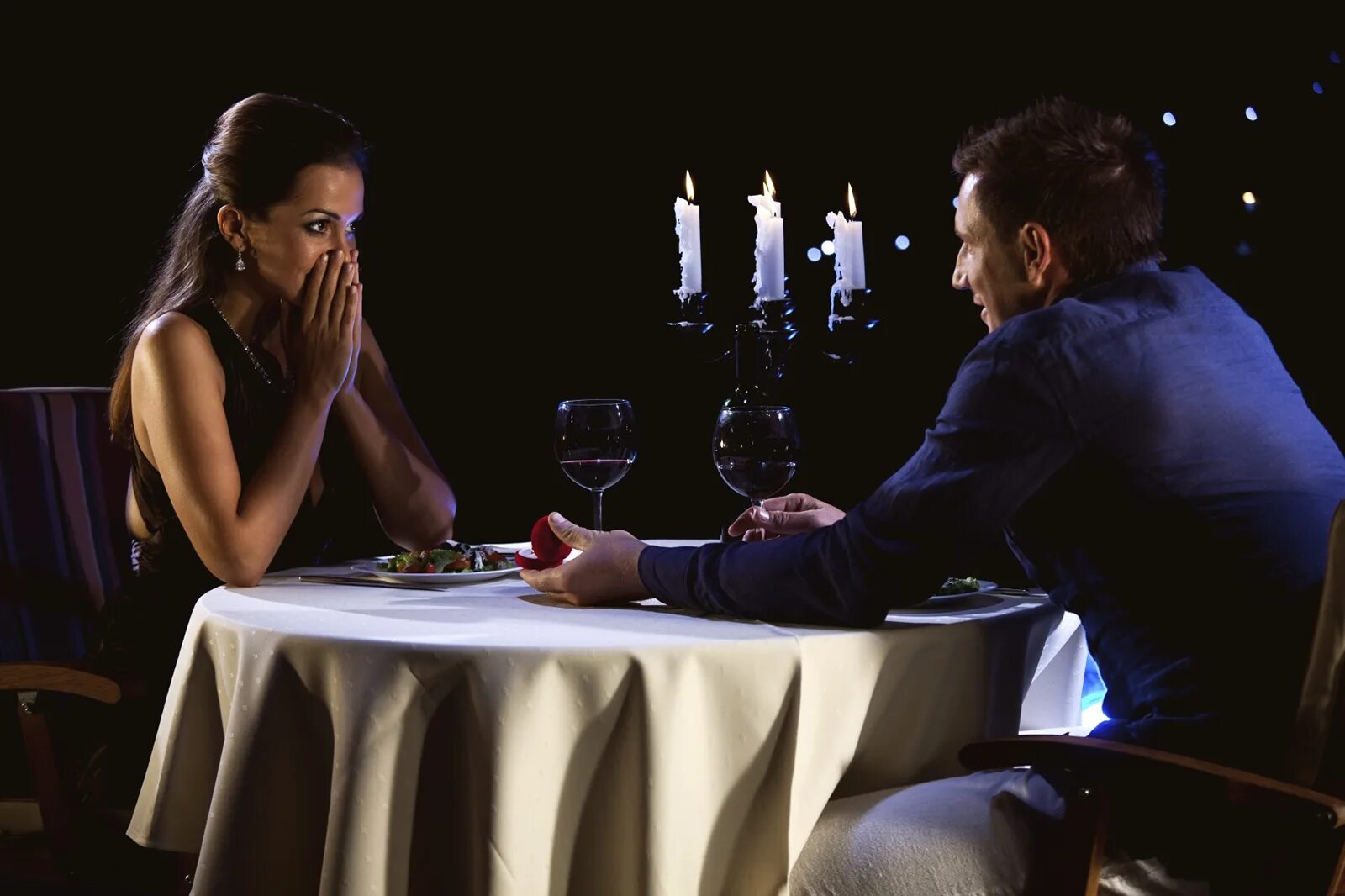 Свидание ужин. Пара в кафе за столиком. Мужчина с девушкой в ресторане. Мужчина за столом в ресторане. Романтический ужин при свечах.