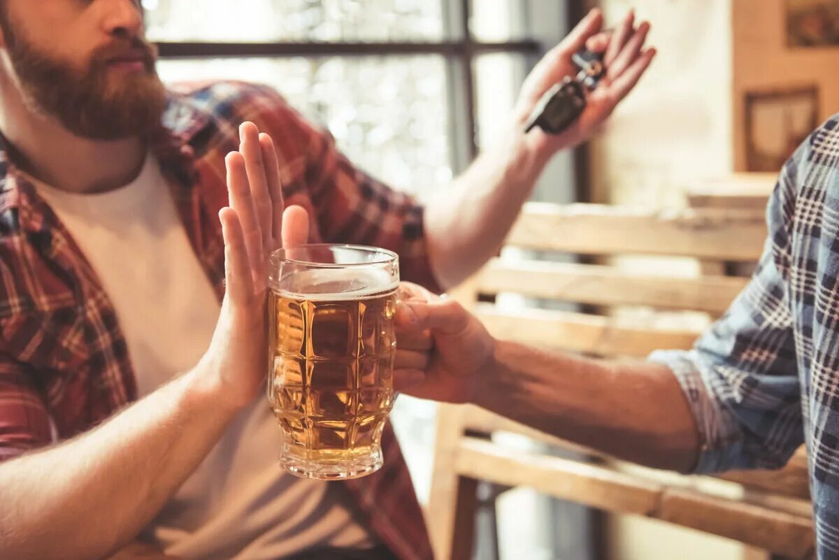 Пить в любое время. Пить алкоголь. Мужчина пьет пиво. Пиво для друзей.