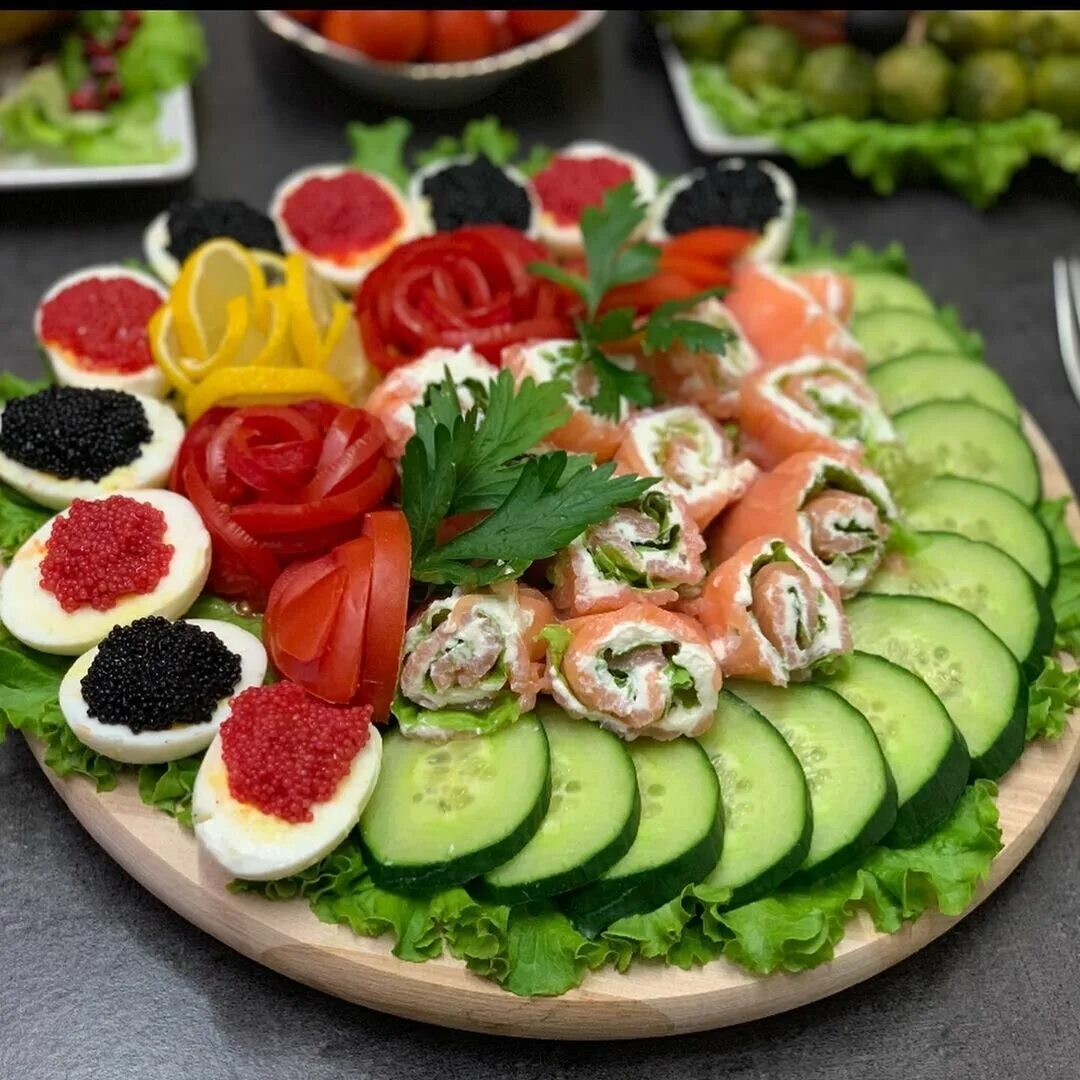 Закуски на стол фото. Закуски. Заккски на праздничныйстол. Закуски на праздничный стол. Украшение холодных закусок.