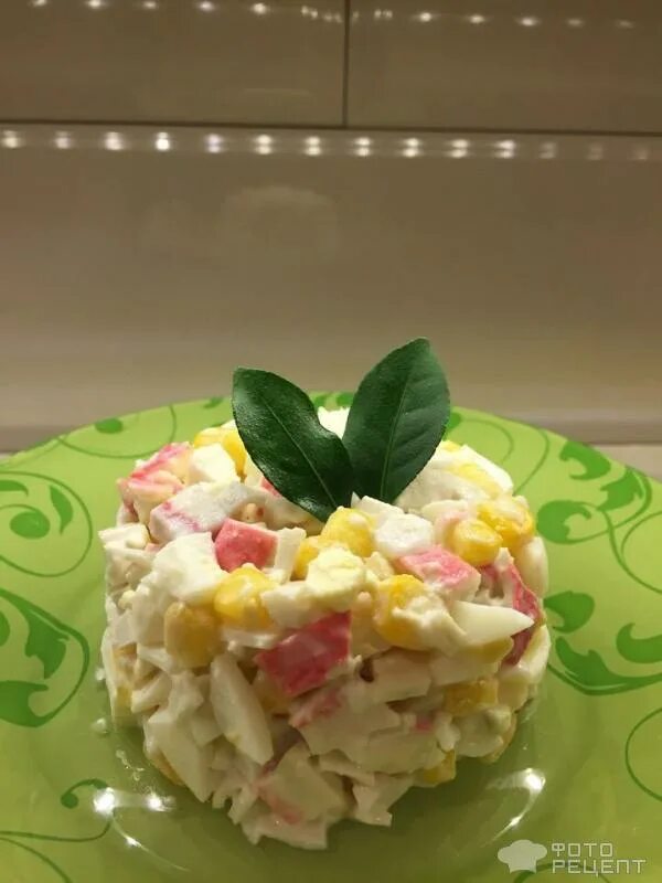 салат с крабовыми палочками и ку. салат с крабовыми палочками и рисом. салам с краборыми палочками. салат с крабовыми палочками и кукурузой. салат с крабовыми палочками и огурцом и яйцом.