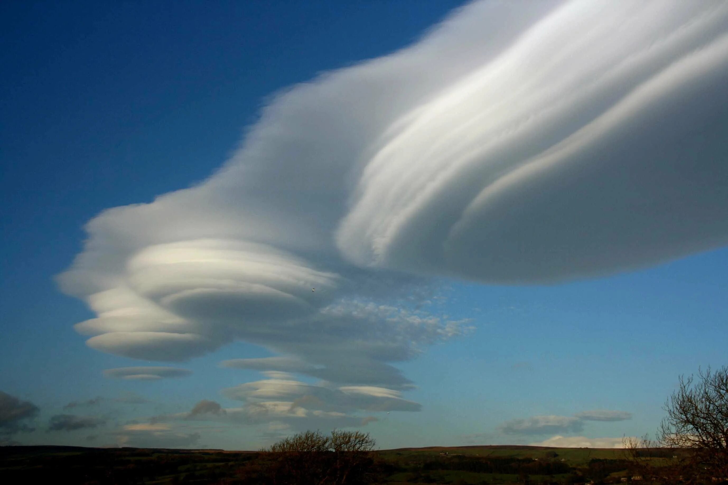 Сон видеть тучи. Высококучевые (altocumulus, AC). Altocumulus lenticularis. Высококучевые чечевицеобразные облака. Необычные облака.