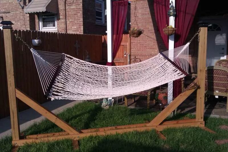 Установка гамака. Качели на дачном участке. Гамак подвесной chao outdoor hammock (green). 4810682007220 каркас гамака. Гамак между деревьями.