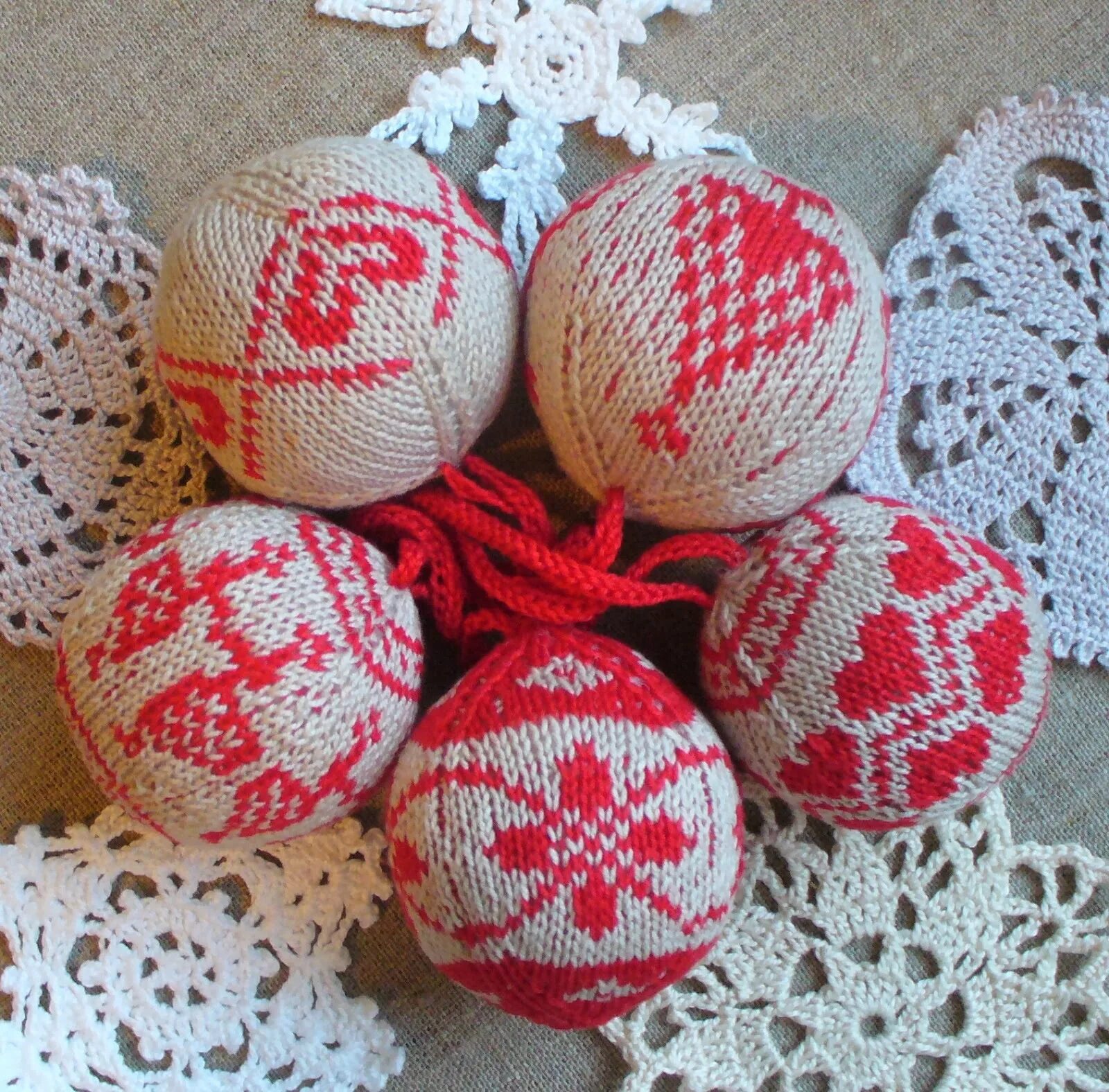 Вязаный новогодний шар. Вязаные новогодние шары. Новогодние шары крючком. Вязание крючком новогодних шаров. Вязаные елочные шары.