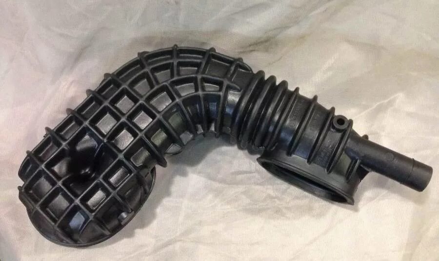 Гофра воздушного фильтра ауди 80 б3. Воздушный патрубок ауди 100 а6. Гофра ауди 80. Гофра глушителя ауди 80 б3. Гофра дозатора ауди 80.