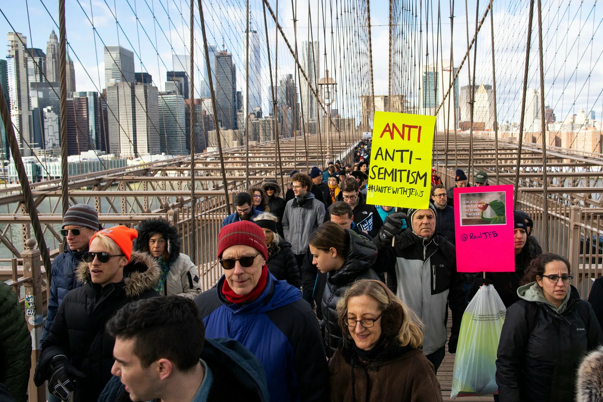 Украинский антисемитизм. Митинги антисемитизм. Антисемитизм в синагоге. Антисемитизм в сша. Митинг студентов.