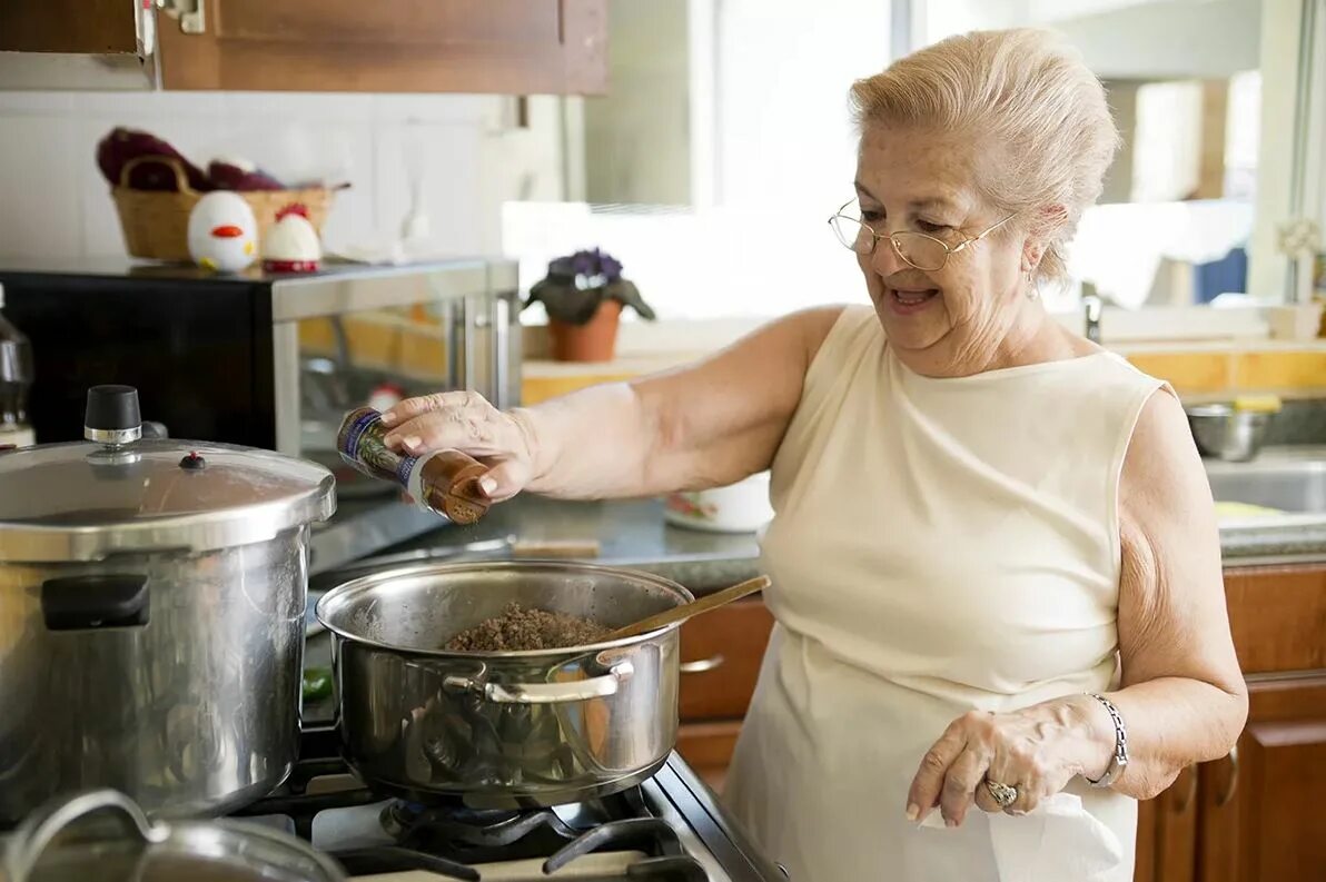 My granny best. Пожилая женщина на кухне. Бабушка готовит. Бабушка с едой. Бабушка готовит еду.