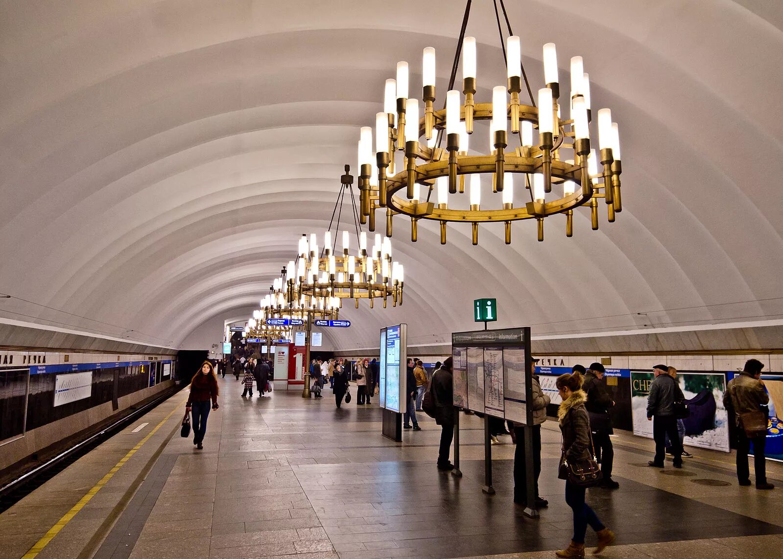 Метро петербурга 2 линия. Станция метро чёрная речка санкт-петербург. метро черная речка спб. чёрная речка (станция метро). вестибюль метро черная речка.