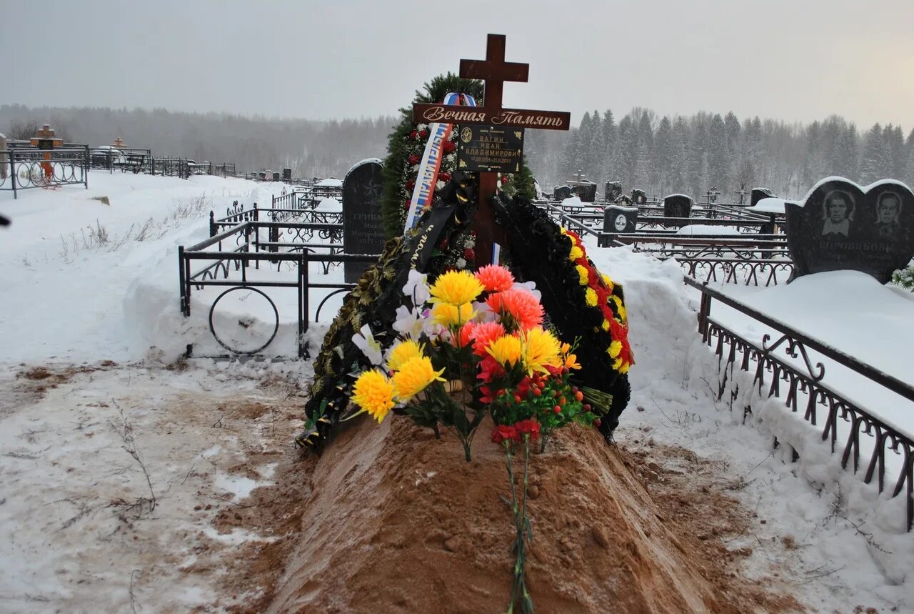 Похороны погибших на украине российских. Могилы погибших на Украине.