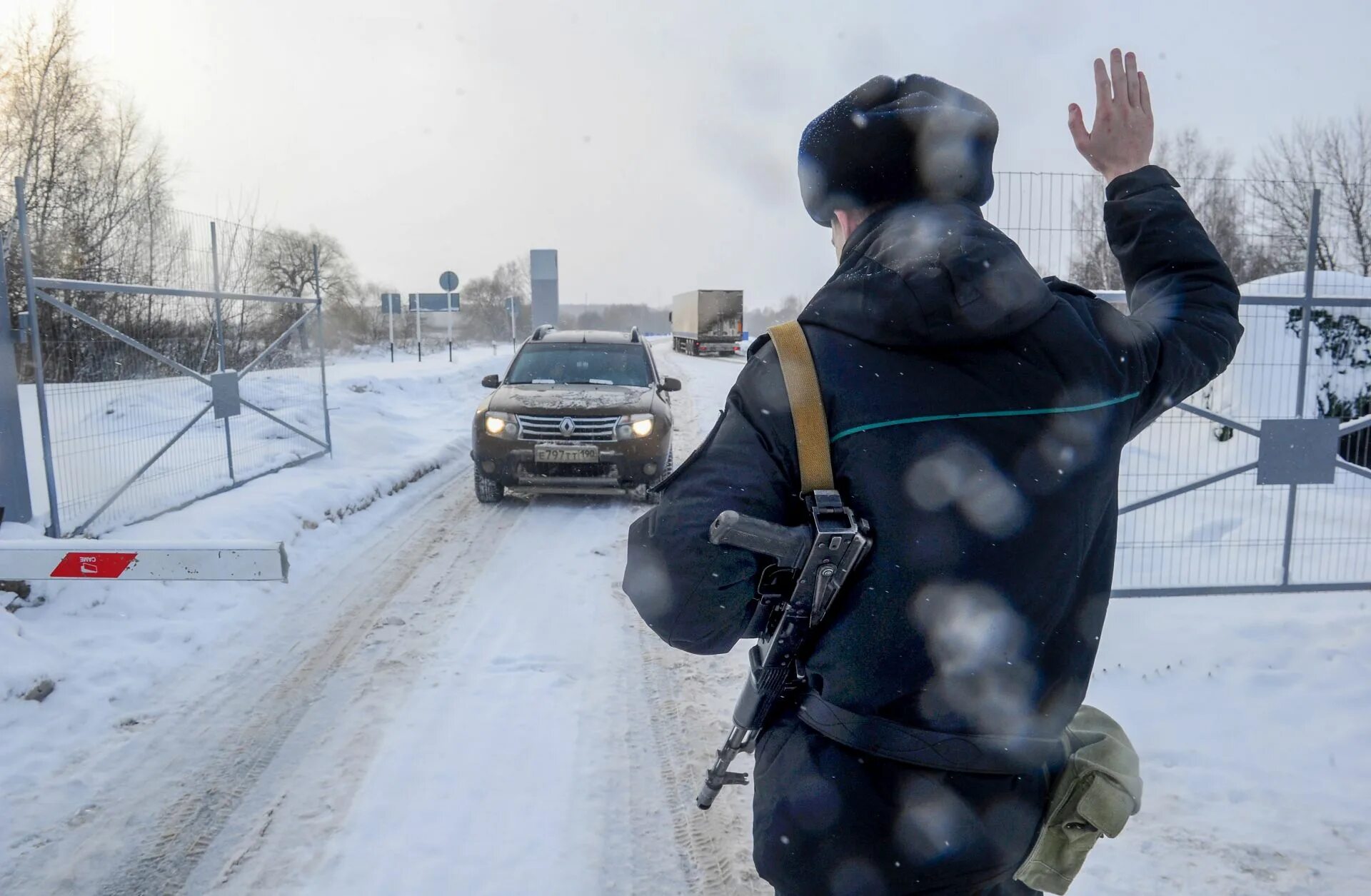 Что сейчас творится на границе. Перестрелка на границе с Украиной. На границе Украины и России произошла перестрелка. Перестрелка на границе РФ И Украины. Перестрелка в Украине РФ.