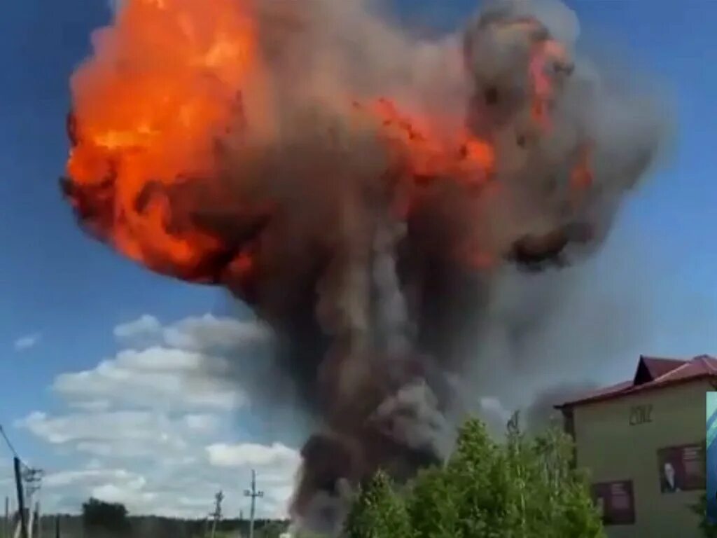 Взрыв на урале. Огонь взрыв. Огромный пожар. Место пожара.