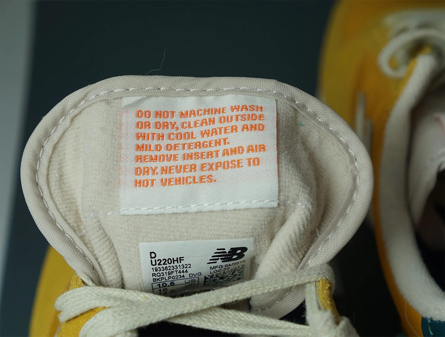 New balance 574 оригинал фейк. New balance 574 паль от оригинала. New balance 574 оригинал и подделка. штрих код оригинальных new balance 2002r. паленые кроссовки new balance.