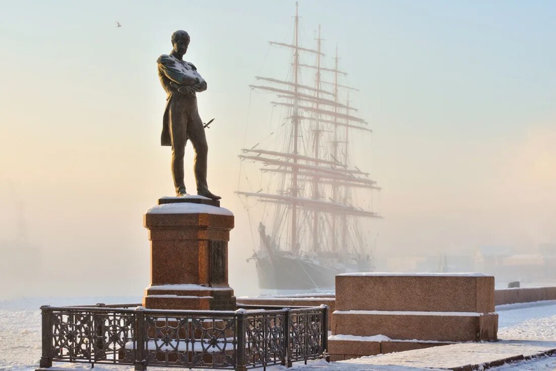 Памятник Крузенштерну в Санкт-Петербурге. Памятник Крузенштерну в Питере. Памятник Крузенштерну на набережной лейтенанта Шмидта. Памятник Крузенштерну на Васильевском острове.