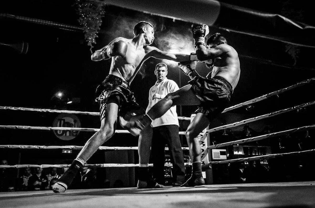 Спорт Muay Thai. Бокс. Кикбоксинг. Боксер черно белый. Kick box