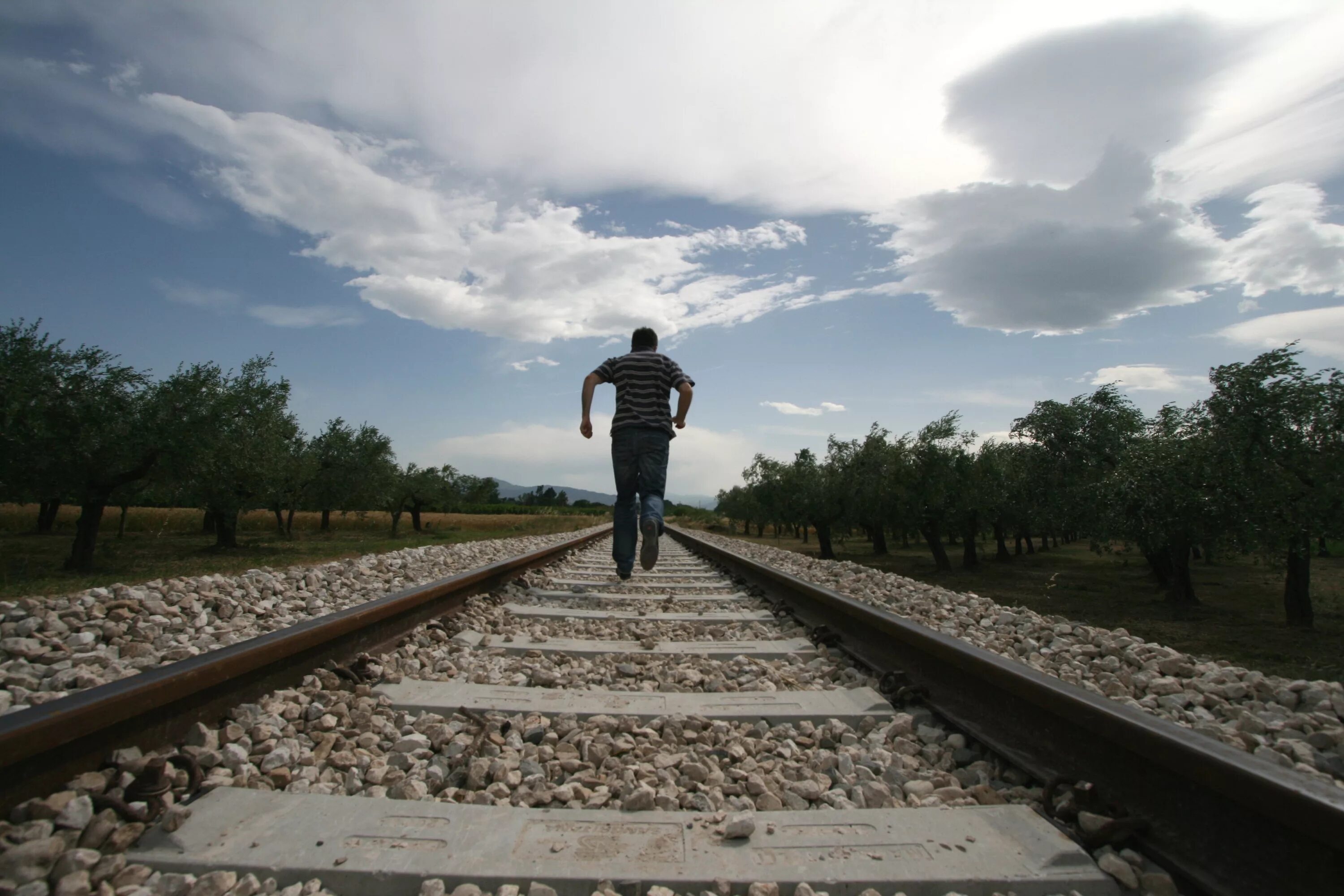 Мужчина убегает. Running away is easy. Run away. To run away. Спины убегающих.