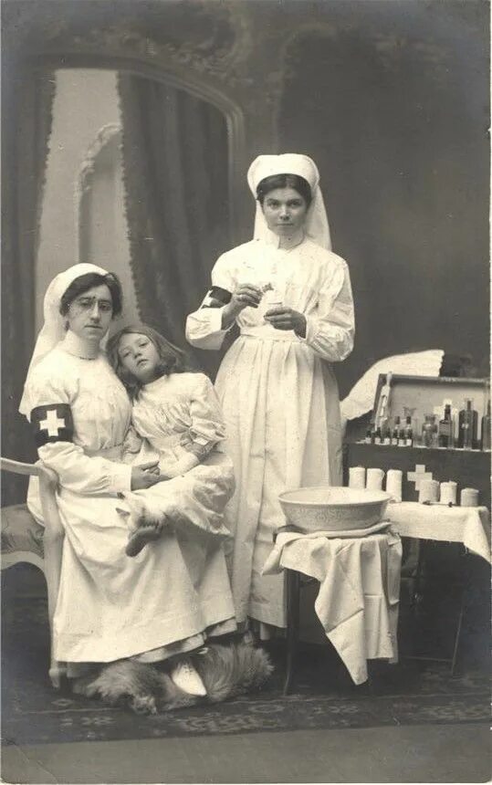 Медсестра в древности. Медсестра 19 века. Медицинская сестра раньше. Одежда медсестры в 20 веке. Sister 19