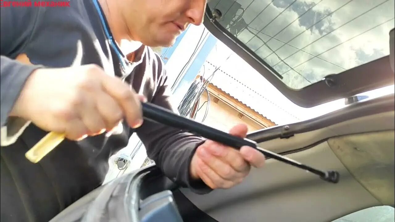 Замена стекла багажника. Ниша багажника митсубиси кольт плюс 2010 год. Замена стекла багажника. Защита стекол багажника. Замена стекла багажника.