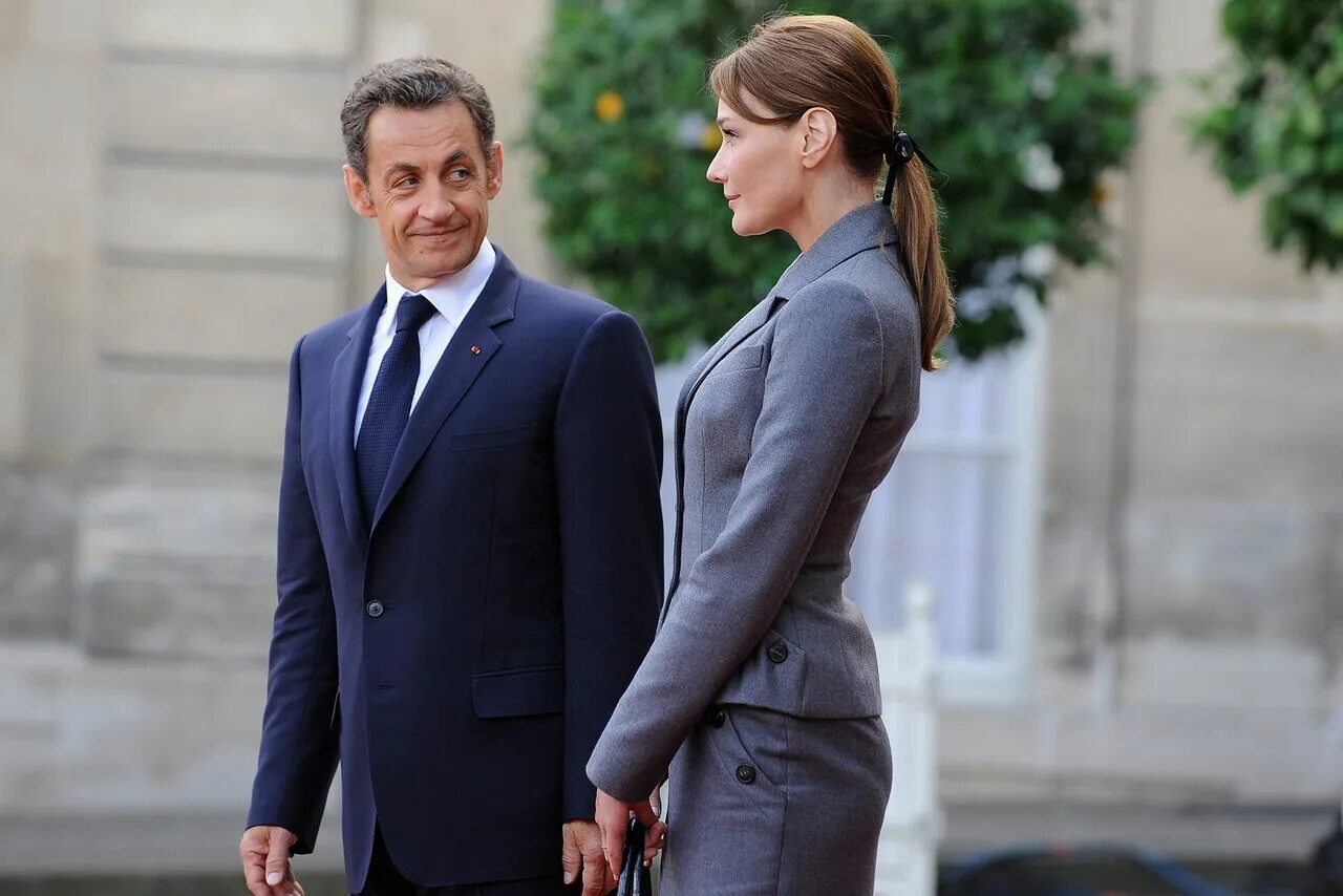 Бруни саркози. Николя Саркози с женой. Жена Саркози.