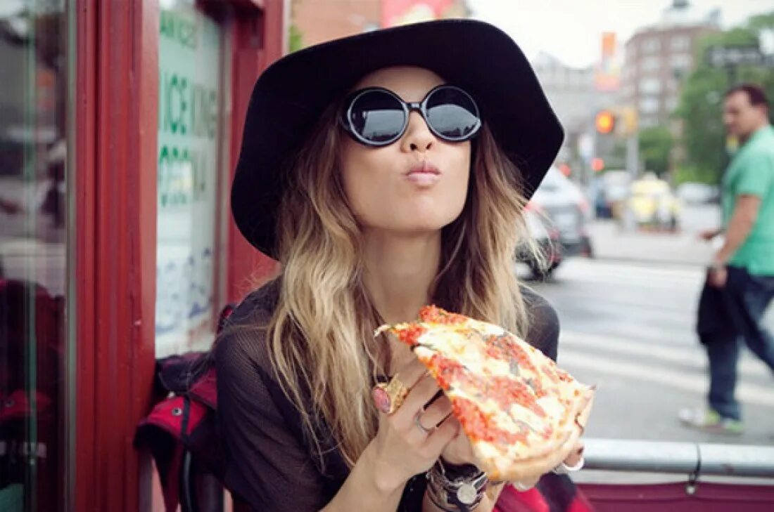 Девочка есть красиво. Девушка с пиццей. Девушка ест пиццу. Фотосессия с едой на улице. Фотосессия с пиццей.